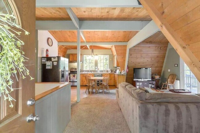 Building Photo - SEASONAL LEASE: "Ski Bird's Paradise" 5 Bedrooms, Right in Agate Bay