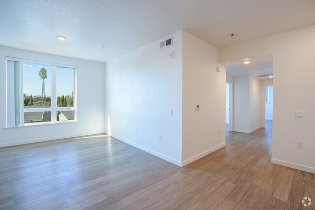 3BR, 2BA - 1,051SF - Living Room - Mosaic on Mission