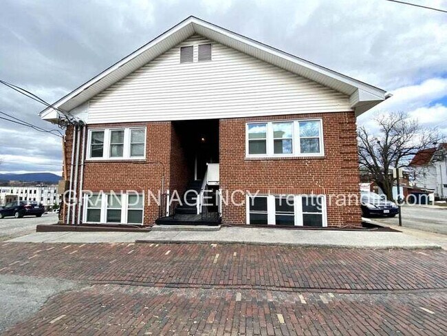 Building Photo - 202 Elm Ave