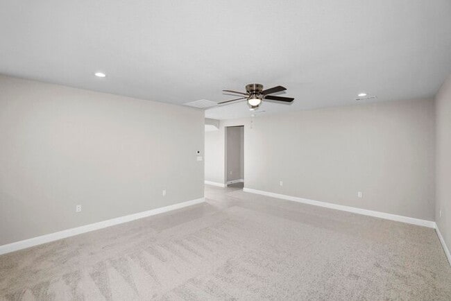 Building Photo - 7628 Woodford Ave