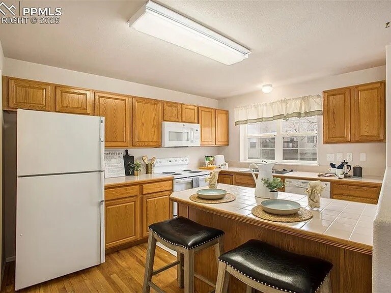 Kitchen w/island bench seating - 3272 Capstan Way