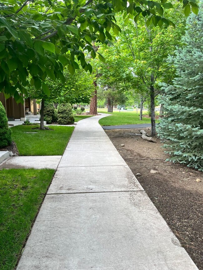 Building Photo - Beautiful 4-Bdr Craftsman with Mt. Views in Sisters!