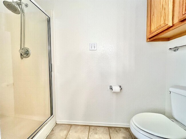Building Photo - 2210 Green Mere Dr