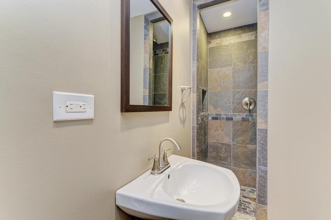 Building Photo - 2222 Seaver Ln