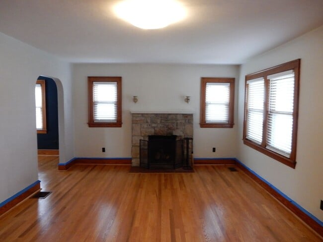 Building Photo - 3 BR home with fantastic location in the h...