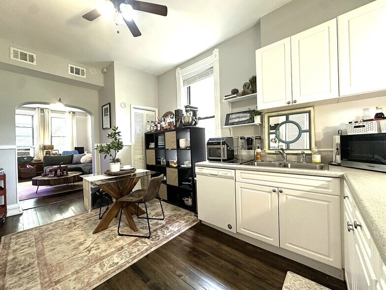 Primary Photo - 2031 W Moffat St
