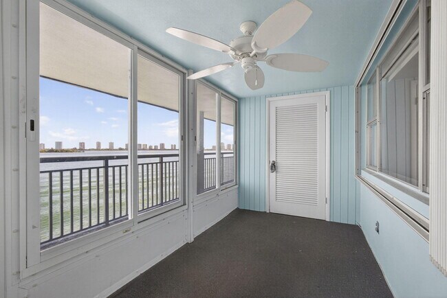 Building Photo - 100 Shore Ct