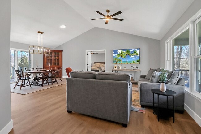 Building Photo - Immaculate, fully furnished property with lake views. Available for 6 to 12 month lease