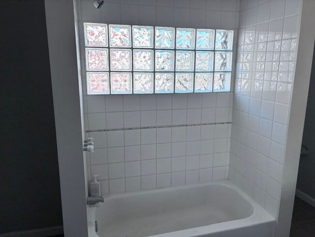 Building Photo - 70 Lakeside Dr