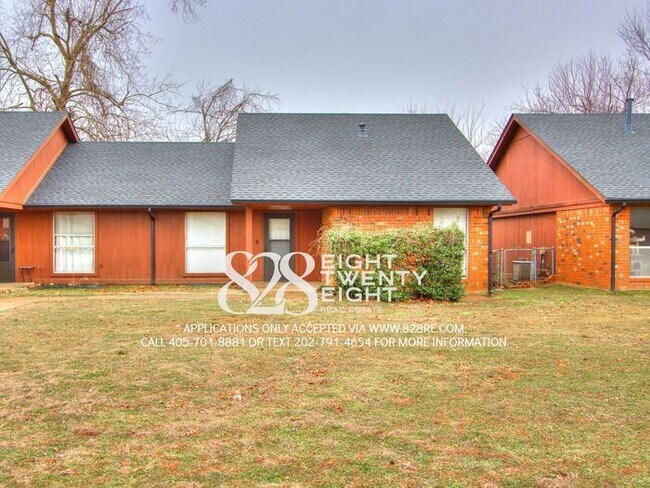 Building Photo - West Norman 2 Bed/1 Bath Duplex WITH Fenced Backyard! AVAILABLE NOW!