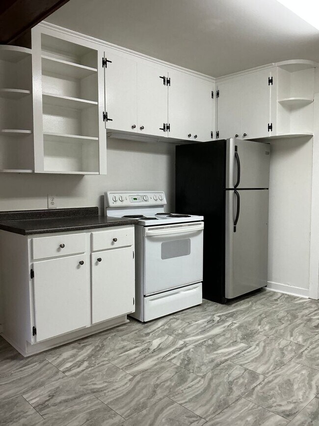 Building Photo - 3 bedroom / 1 bathroom house near St. Mary's/Beechwood/Alps Rd.