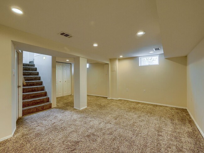 Building Photo - Adorable 2 Bedroom Single Family Home