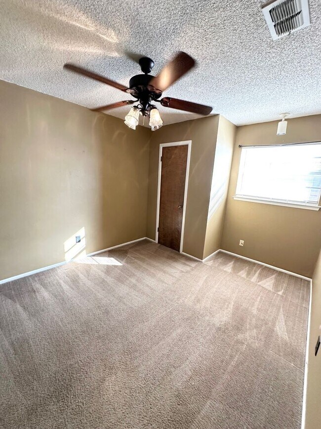 Building Photo - 3 Bed 2 Bath Ready to Rent ASAP