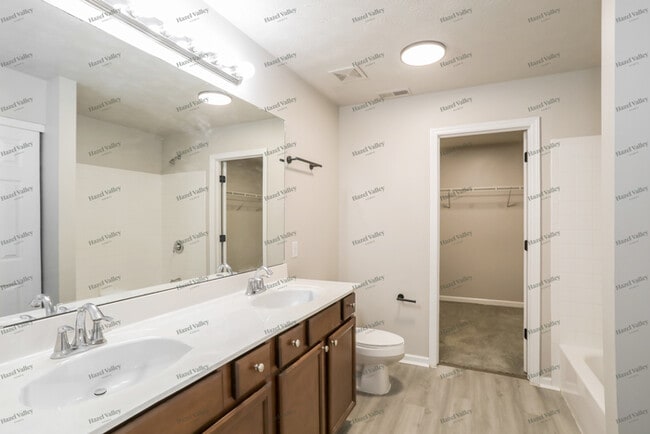 Building Photo - 915 Regency Ct