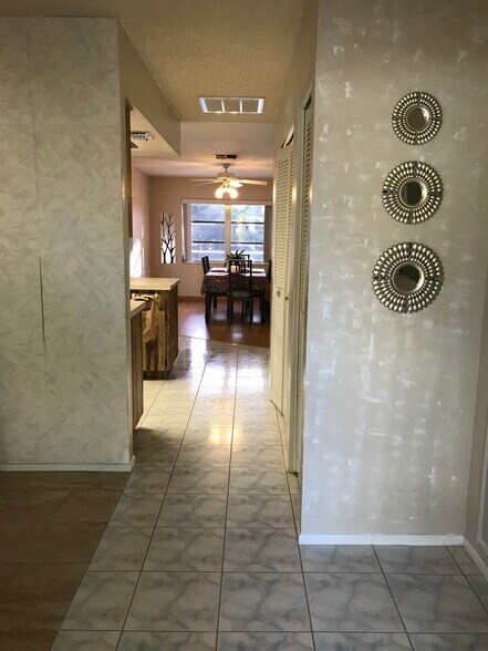 Building Photo - 11011 Rollingwood Dr