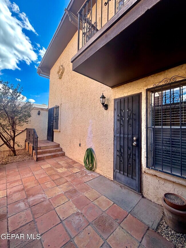 Building Photo - 11105 La Quinta Pl