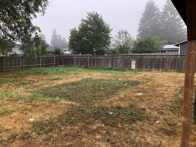 Building Photo - Large 3 Bed, 2 Bath Split Level Home in Newberg- Landscaping Included
