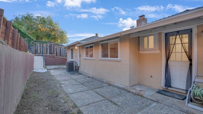 Building Photo - Lovely Home in San Jose near scenic Alum Rock! 2 Bedroom 2 Bath plus 1 Bed/1 Bath ADU