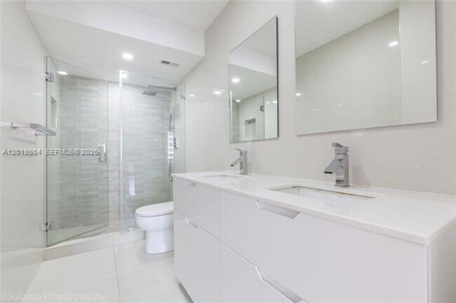 Building Photo - 5555 Collins Ave