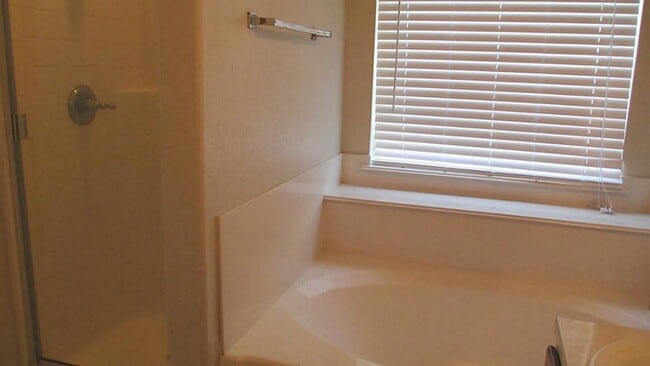 Building Photo - 7905 Diamond Oak Dr