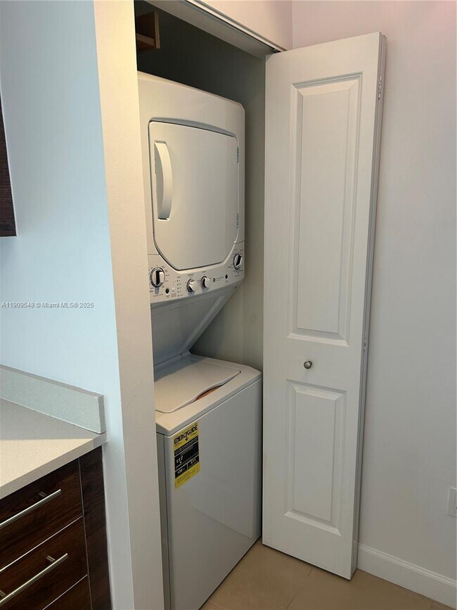 Building Photo - 480 Hibiscus St