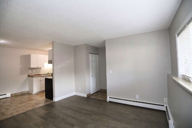 Building Photo - Updated & Clean 2BR Condo - Utilities Included - Laundry, Parking & Pool