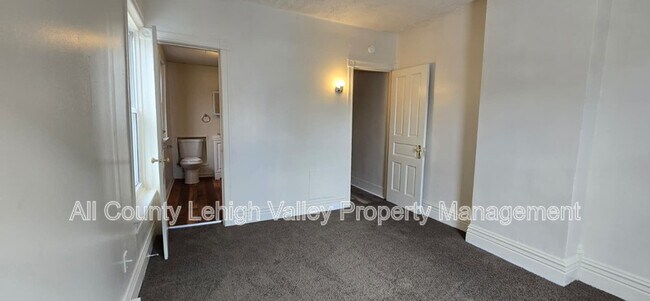 Building Photo - 818 N 4th St