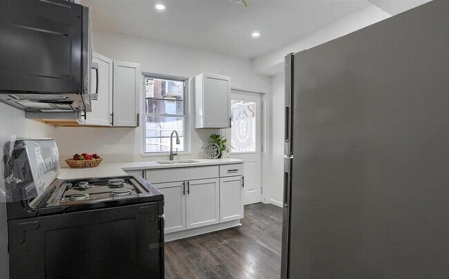 Building Photo - 455 Crescent St