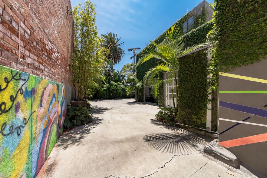 Building Photo - 4870 W Adams Blvd