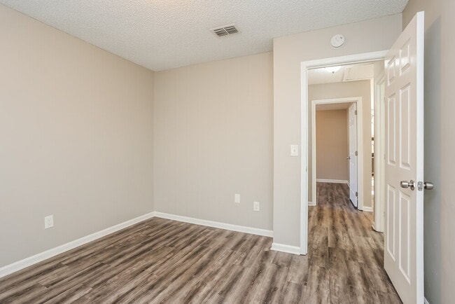 Building Photo - 1464 Rose Hill Dr W