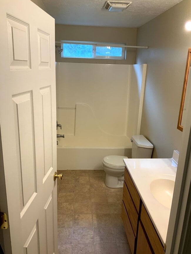 Building Photo - 4 Bedroom 2 Bathroom Home Near Thurston