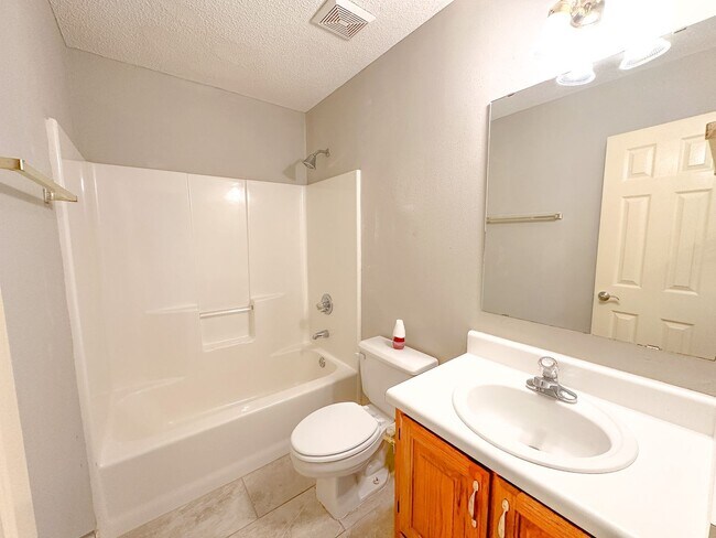Building Photo - 3 Bedroom 2 Bath home in Marblehead Estates, located in Milton, FL!