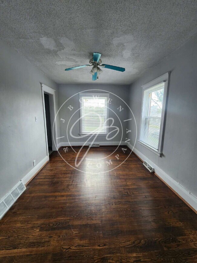 Building Photo - 2 bed 2 story townhouse! Individual baseme...