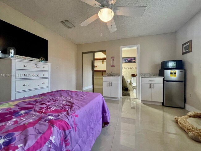 Building Photo - 264 NW 61st Ave