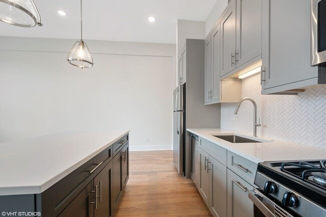 Building Photo - Beautiful 3 Bed 2 Bath Duplex unit in Heart of Lincoln Square