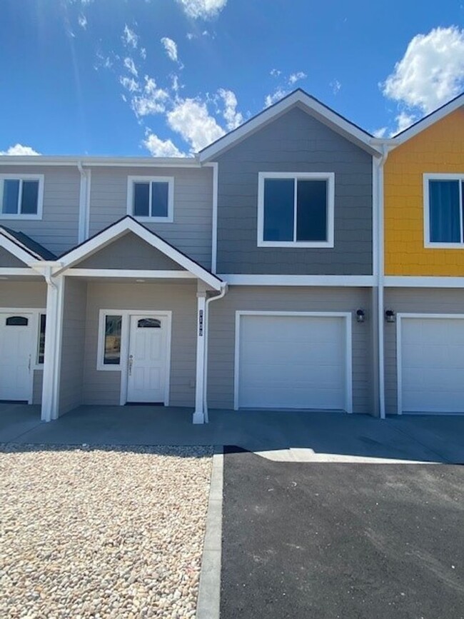 Building Photo - Beautiful 3 bedroom, 2 bathroom townhome i...