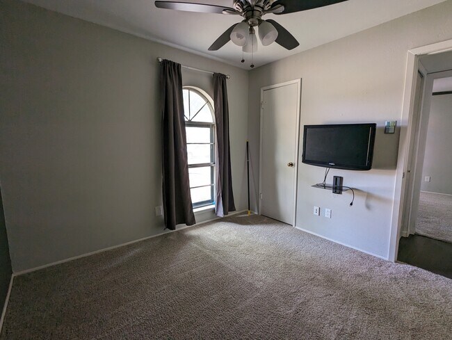 Building Photo - 944 Mossvine Dr