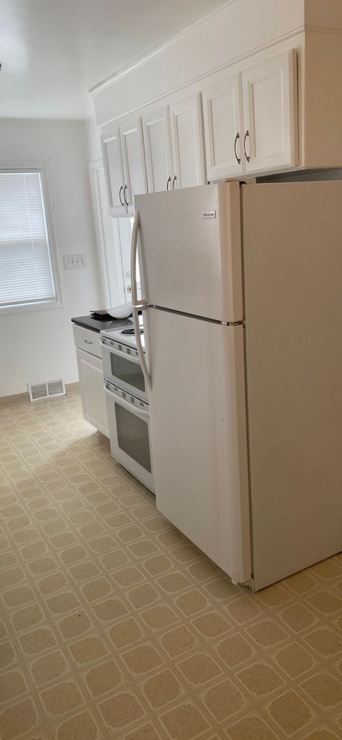 Building Photo - Cozy Home