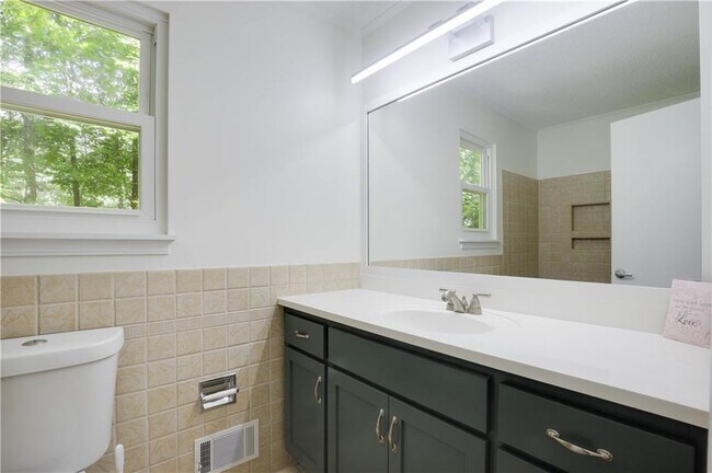 Building Photo - 765 Spring Valley Dr