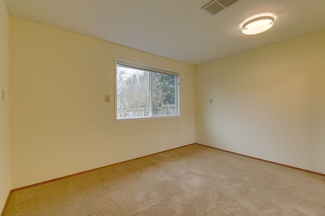 Building Photo - Nice and quiet neighborhood in Bellevue sc...
