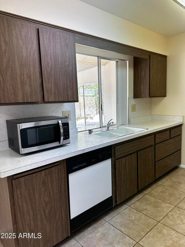 Building Photo - 9338 W Glen Oaks Cir N