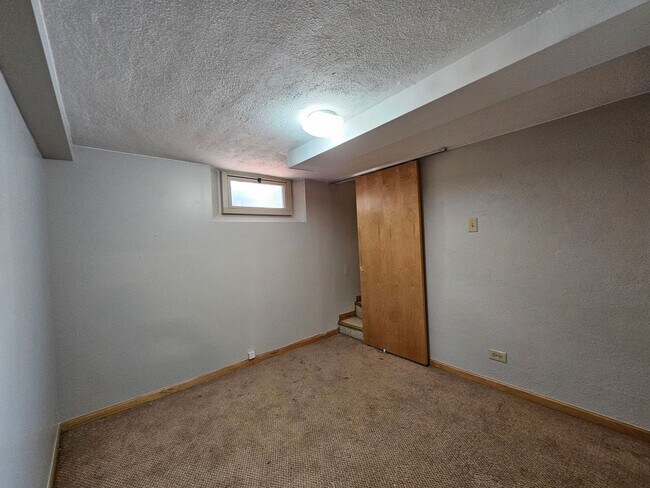 Building Photo - Alamo Placita Adorable 3 Bed 2 Bath Bungalow w/ CACH, Garage, Fenced Yard & More