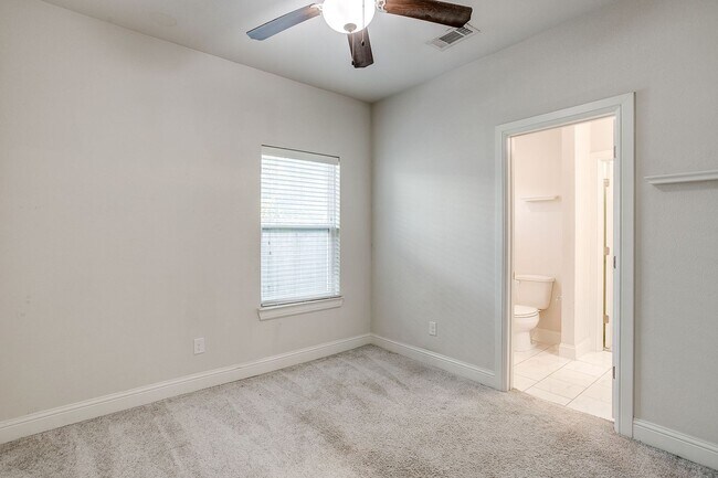 Building Photo - Amazing Student Housing- 4 Bed, 2 Bath Hom...