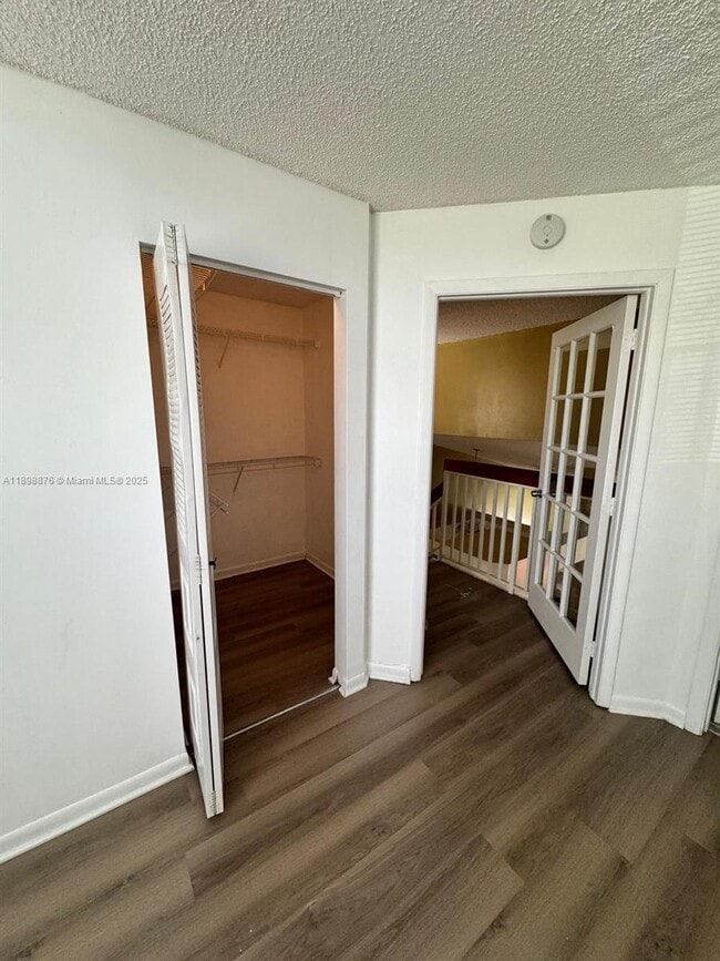 Building Photo - 911 Coral Club Dr