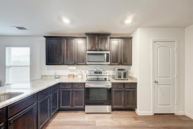 Building Photo - 132 Maywood Ln