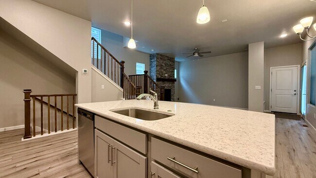 Building Photo - Modern Single-Family Home in Desirable Gol...