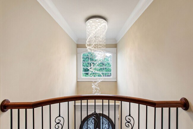 Building Photo - Elegant 5-Bedroom Residence with Luxurious...