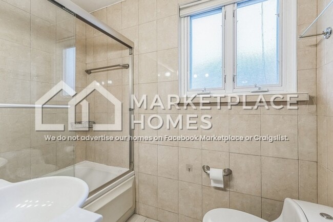 Building Photo - 706 Broadview Ave