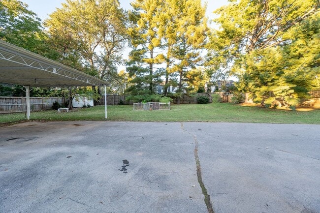 Building Photo - **ADORABLE DUBLEX IN BELLE MEADE WITH AMAZING YARD SURROUNDED BY MULTI-MILLION DOLLAR HOMES**