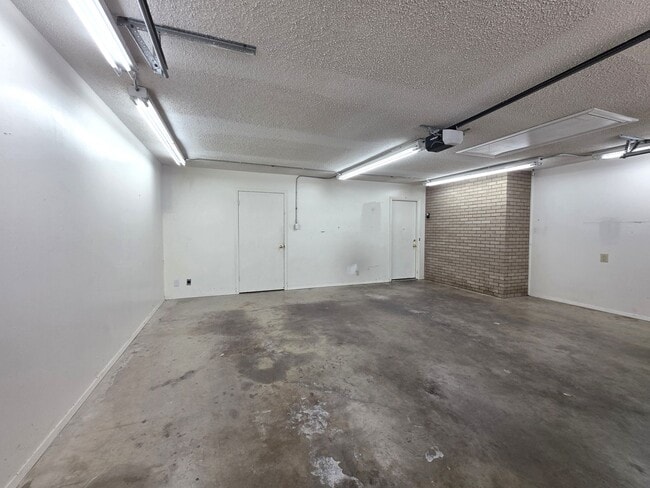 Building Photo - 1404 Woodbridge Dr